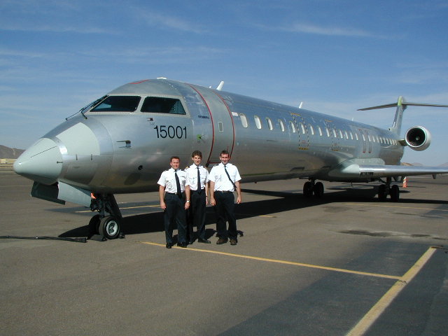 CRJ 900 og nokkrir nemendur